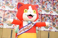 「まだ完成してないニャン？　公開まで1カ月切ったニャン！」と制作の進行を心配するジバニャン。