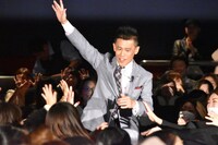 観客とハイタッチしながら登場した柳沢慎吾。