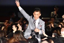 観客とハイタッチしながら登場した柳沢慎吾。