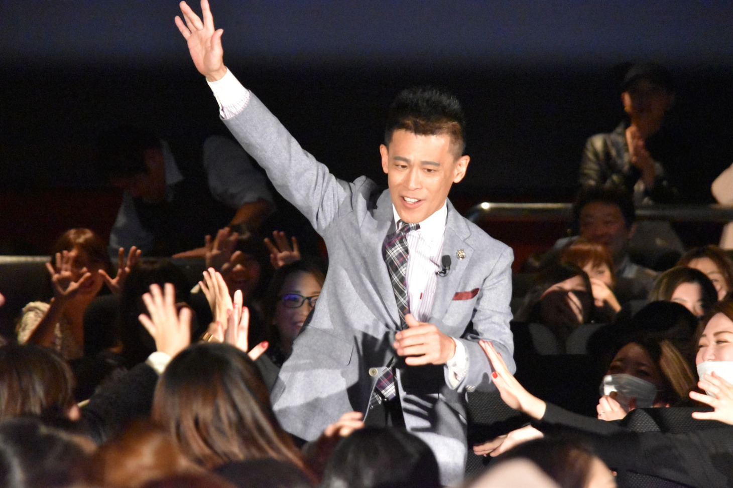 大歓声を浴びる柳沢慎吾。