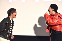 柳沢慎吾の登場に爆笑するTAKAHIRO（左）と登坂広臣（右）。