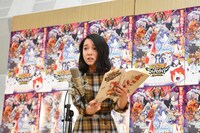 アフレコする上白石萌音。