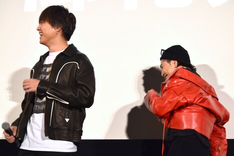 柳沢慎吾の登場に爆笑するTAKAHIRO（左）と登坂広臣（右）。