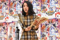 アフレコする上白石萌音。