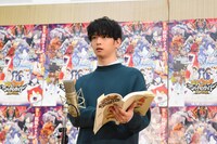 アフレコする千葉雄大。