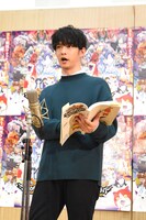 アフレコする千葉雄大。