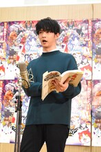 アフレコする千葉雄大。