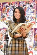 アフレコする上白石萌音。