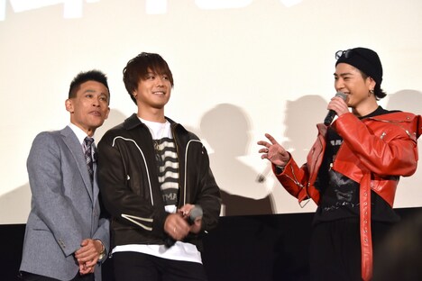 TAKAHIRO（中央）から離れようとしない柳沢慎吾（左）。