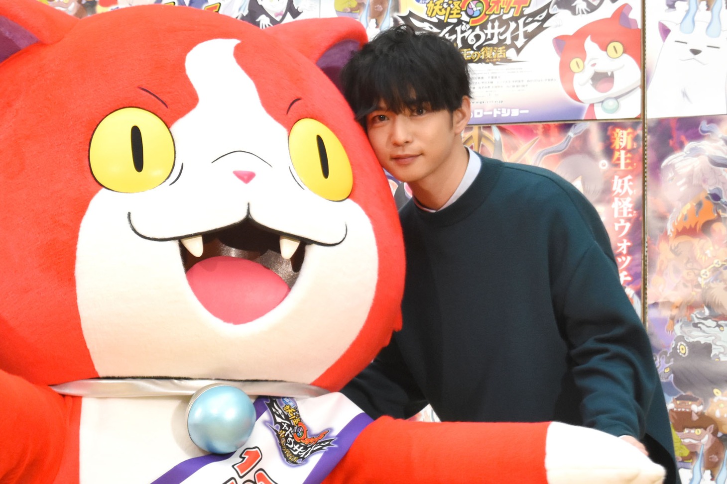 左からジバニャン、千葉雄大。