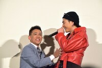 登坂広臣（右）のはだけたジャケットを直す柳沢慎吾（左）。