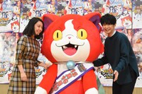 左から上白石萌音、ジバニャン、千葉雄大。