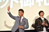 柳沢慎吾（左）