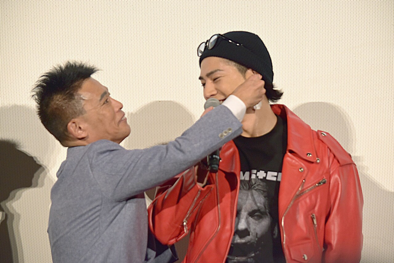 登坂広臣（右）の汗を拭く柳沢慎吾（左）。 - 「HiGH&LOW」雨宮兄弟に