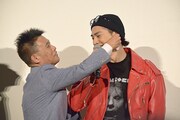登坂広臣(右)の汗を拭く柳沢慎吾(左)。