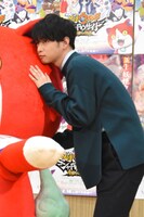 報道陣からの上目遣いのリクエストに応える千葉雄大。