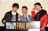 TAKAHIRO（左）を意識したポージングをする柳沢慎吾（中央）。