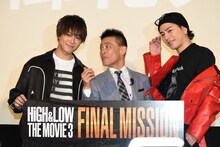 TAKAHIRO（左）を意識したポージングをする柳沢慎吾（中央）。