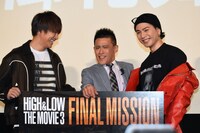 登坂広臣（右）を意識したポージングをする柳沢慎吾（中央）。