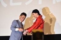 登坂広臣（右）のはだけたジャケットを直す柳沢慎吾。