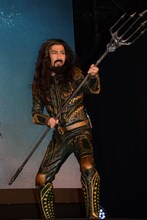 アクアマンのコスプレをするパンサー菅。