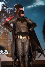 バットマンのコスプレをするパンサー尾形。