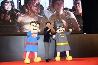 「ジャスティス・リーグ」ジャパンプレミアイベントに出席した、スパ田（左）、FROGMAN（中央）、バト田（右）。