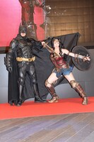 「ジャスティス・リーグ」ジャパンプレミアイベントに出席した、千葉ットマン（左）とユリコタイガー（右）。