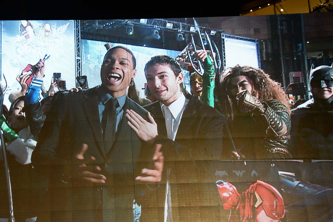 「ジャスティス・リーグ」ジャパンプレミアイベントにて、モニターに映る会場の様子。