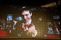 「ジャスティス・リーグ」ジャパンプレミアイベントにて、モニターに映る会場の様子。