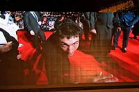 「ジャスティス・リーグ」ジャパンプレミアイベントにて、モニターに映る会場の様子。