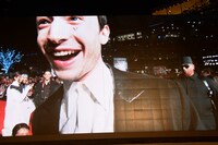 「ジャスティス・リーグ」ジャパンプレミアイベントにて、モニターに映る会場の様子。