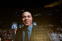 「ジャスティス・リーグ」ジャパンプレミアイベントにて、モニターに映る会場の様子。