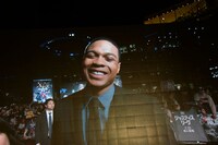 「ジャスティス・リーグ」ジャパンプレミアイベントにて、モニターに映る会場の様子。