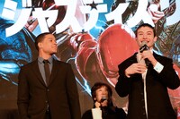 左からレイ・フィッシャー、エズラ・ミラー。