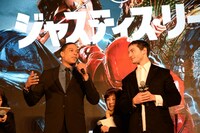 左からレイ・フィッシャー、エズラ・ミラー。