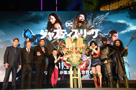 「ジャスティス・リーグ」ジャパンプレミアイベントにて、左から前田健太、チャールズ・ローブン、レイ・フィッシャー、エズラ・ミラー、パンサーの向井慧、尾形貴弘、菅良太郎。