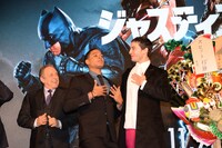 左からチャールズ・ローブン、レイ・フィッシャー、エズラ・ミラー。