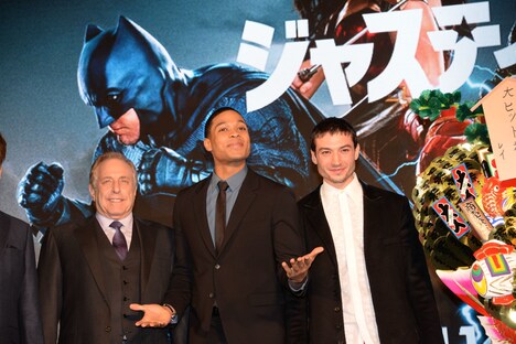 左からチャールズ・ローブン、レイ・フィッシャー、エズラ・ミラー。