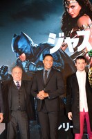 左からチャールズ・ローブン、レイ・フィッシャー、エズラ・ミラー。