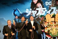 三本締めを行う様子。