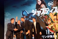 握手を交わす前田健太（左）とレイ・フィッシャー（中央右）。