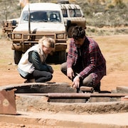 ベニチオ・デル・トロが遺体引き上げる…「ロープ」冒頭映像