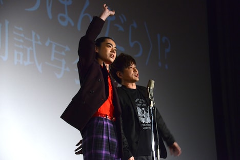 スパークスとして漫才を披露する菅田将暉（左）、川谷修士（右）。