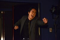 スローモーション風に走って登場する桐谷健太。