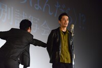 センターマイクを通り過ぎる桐谷健太。