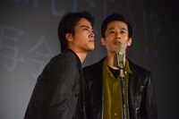 あほんだらとして漫才を披露する桐谷健太（左）、三浦誠己（右）。