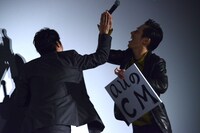 ハイタッチをするあほんだらの2人。左から桐谷健太、三浦誠己。