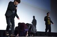 スクリーンのほうを向きしゃがみ込む菅田将暉（中央左）と桐谷健太（中央右）。