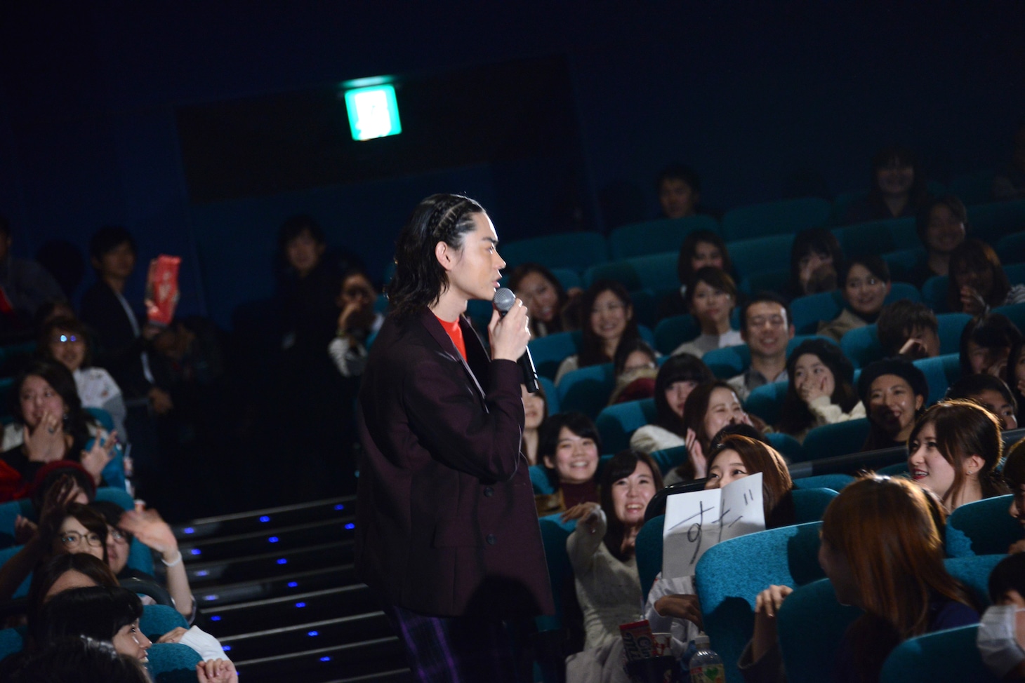 客席から川谷修士を探す菅田将暉。